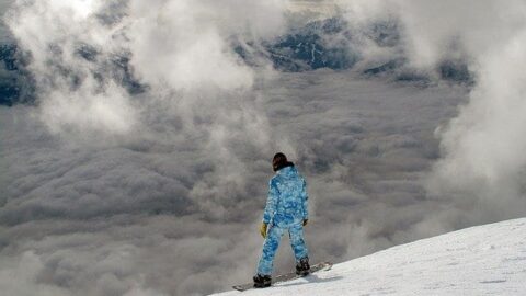 freestyle snowboarder